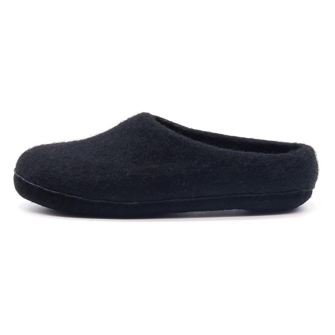 Nootkas Newport Wool House Shoe in carbon black with black sole